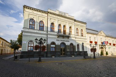 Rimavska Sobota, Slovakya - 14 Ağustos 2018: Rimavska Sobota, Slovakya 'nın ana meydanındaki tarihi kasaba evleri