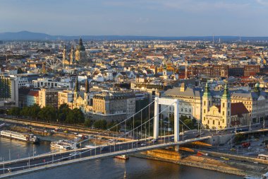 Budapeşte, Macaristan - 15 Ağustos 2018: Macaristan 'ın Tuna Nehri üzerindeki şehir merkezi manzarası