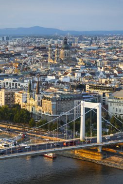 Budapeşte, Macaristan - 15 Ağustos 2018: Macaristan 'ın Tuna Nehri üzerindeki şehir merkezi manzarası