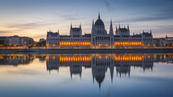 View Hungarian Parliament River Danube Early Morning — Stock Photo, Image