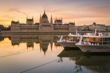 Budapeşte, Macaristan - 16 Ağustos 2018: Sabahın erken saatlerinde Tuna Nehri üzerinde Macaristan Parlamentosu