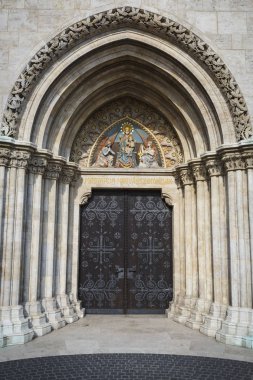 Budapeşte, Macaristan - 16 Ağustos 2018: Macaristan 'ın tarihi kenti Budapeşte' de bulunan Matthias kilisesine giriş