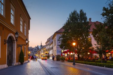 Budapest, Macaristan - 16 Ağustos 2018: Günümüzde Budapeşte, Macaristan tarihi kent merkezinde Buda, akşam görünümünü