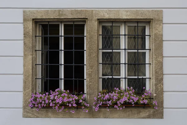 Windows Από Ένα Ιστορικό Κτήριο Την Παλιά Πόλη Του Βούδα — Φωτογραφία Αρχείου