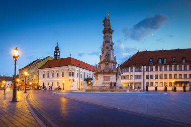 Budapeşte, Macaristan - 16 Ağustos 2018: Tarihi Budapeşte, Macaristan 'da Trinity meydanının akşam manzarası