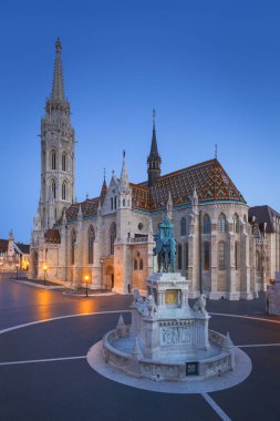 Matthias kilise ve St Stephen heykeli tarihi şehir merkezinde Buda, Macaristan