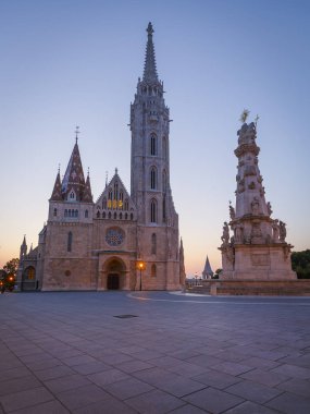 Trinity sütun ve Matthias kilise tarihi şehir merkezinde, Budapeşte, Macaristan