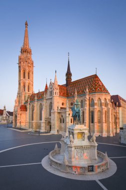 Matthias kilise ve St Stephen heykeli tarihi şehir merkezinde Buda, Macaristan