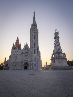 Trinity sütun ve Matthias kilise tarihi şehir merkezinde, Budapeşte, Macaristan
