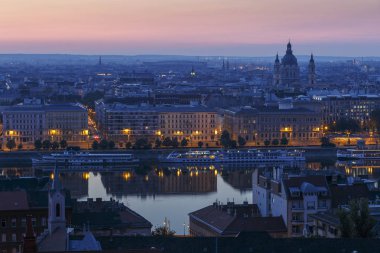 Budapeşte, Macaristan - 17 Ağustos 2018: St. Stephen Bazilikası ve Budapeşte şehir merkezi Balıkçı Kalesi