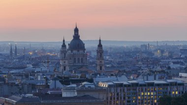 Budapeşte, Macaristan - 17 Ağustos 2018: St. Stephen Bazilikası ve Budapeşte şehir merkezi Balıkçı Kalesi