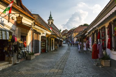 Szentendre, Macaristan - 17 Ağustos 2018: Macaristan 'ın eski Szentendre kasabasında dükkanları olan ana cadde