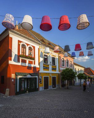 Szentendre, Macaristan - 17 Ağustos 2018: Ana cadde eski kasaba Szentendre Macaristan Mağazalar
