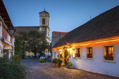 Szentendre, Macaristan - 17 Ağustos 2018: Macaristan 'ın Szentendre kentindeki restoran ve kilise