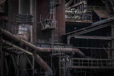 Ostrava, Çek Cumhuriyeti - 21 Ağustos 2018: Aşağı Vitkovice 'deki fırın, eski demir fabrikalarının eşsiz bir endüstriyel mimari koleksiyonundan oluşan ulusal bir sanayi mirası.