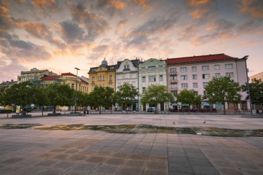 Ostrava, Çek Cumhuriyeti - 21 Ağustos 2018: Ostrava 'nın eski kentinin günbatımındaki ana meydanı