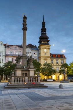 Ostrava, Çek Cumhuriyeti - 21 Ağustos 2018: Ostrava 'nın eski kentinin günbatımındaki ana meydanı