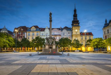 Ostrava, Çek Cumhuriyeti - 21 Ağustos 2018: Ostrava 'nın eski kentinin günbatımındaki ana meydanı