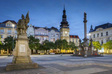 Ostrava, Çek Cumhuriyeti - 21 Ağustos 2018: Ostrava 'nın eski kentinin günbatımındaki ana meydanı