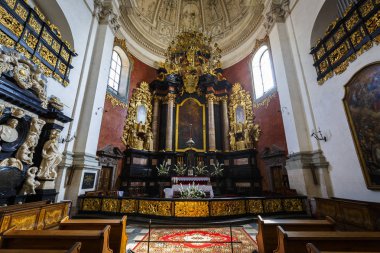 Krakow, Polonya - 23 Ağustos 2018: Aziz Petrus ve Paul Kilisesi sunağı Polonya 'nın eski Krakow kentinde