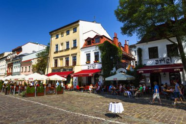 Krakow, Polonya - 23 Ağustos 2018: Polonya 'nın Krakow kentindeki Kazimierz ilçesinin merkezindeki restoranlar ve kahveciler