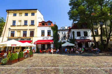Krakow, Polonya - 23 Ağustos 2018: Polonya 'nın Krakow kentindeki Kazimierz ilçesinin merkezindeki restoranlar ve kahveciler