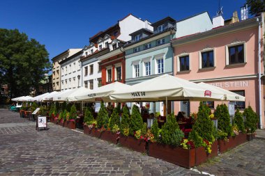 Krakow, Polonya - 23 Ağustos 2018: Polonya 'nın Krakow kentindeki Kazimierz ilçesinin merkezindeki restoranlar ve kahveciler