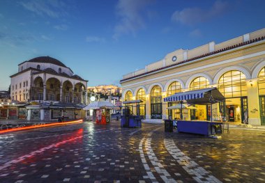 Atina, Yunanistan - 13 Eylül 2018: Yunanistan 'ın eski Atina kentindeki Monastiraki meydanındaki Akropolis, Tzistarakis Camii ve metro istasyonu.