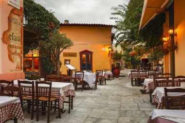 Atina, Yunanistan - 25 Eylül 2018: Atina, Yunanistan 'da Plaka ilçesinin bir caddesinde Taverna.