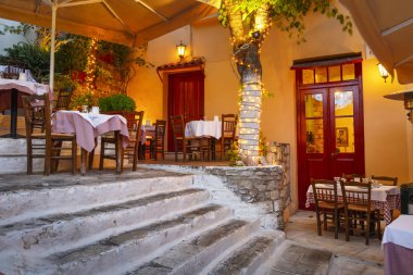 Atina, Yunanistan - 25 Eylül 2018: Atina, Yunanistan 'da Plaka ilçesinin bir caddesinde Taverna.