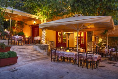 Atina, Yunanistan - 25 Eylül 2018: Atina, Yunanistan 'da Plaka ilçesinin bir caddesinde Taverna.