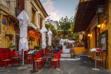 Atina, Yunanistan - 26 Eylül 2018: Atina, Yunanistan 'da Plaka ilçesinin bir caddesindeki kafelerde oturan insanlar.