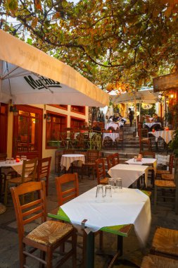 Atina, Yunanistan - 28 Eylül 2018: Taverna bir sokakta Plaka mahalle Atina, Yunanistan.