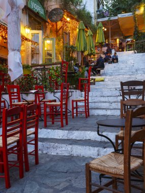 Atina, Yunanistan - 28 Eylül 2018: Atina, Yunanistan 'da Plaka Mahallesi' ndeki bir kafede insanlar.