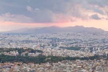 Lycabettus Hill günbatımı, Yunanistan, Atina ve Salamina adasının görünümü.