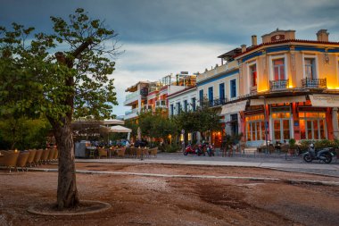 Atina, Yunanistan - 02 Ekim 2017: Atina, Yunanistan 'ın Thissio semtindeki kafe ve barlar.