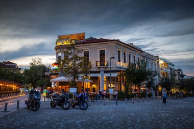 Atina, Yunanistan - 02 Ekim 2017: Atina, Yunanistan 'ın Thissio semtindeki kafe ve barlar.