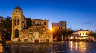 Atina, Yunanistan - 16 Ekim 2018: Yunanistan 'ın eski Atina kentindeki Monastiraki meydanında küçük bir kilise.