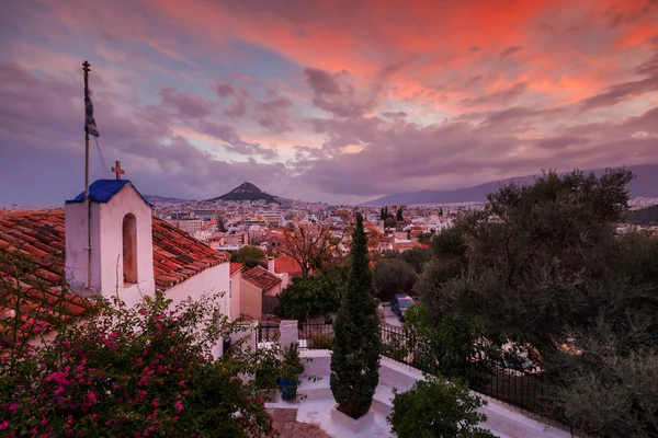 ストア ヴィヴリオウ アテネ ギリシャの旧市街地区からリカベトスの丘の景色 — ストック写真