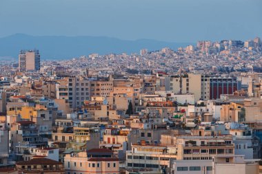 Atina, Yunanistan - 17 Ekim 2018: Yunanistan 'ın Areopagus tepesinden görüldüğü üzere Atina şehir merkezindeki Psirri Mahallesi.