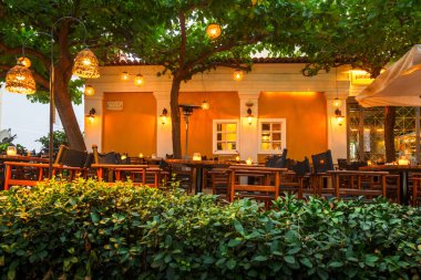 Atina, Yunanistan - 22 Ekim 2018: Bahçe hemen altında Akropolis Plaka mahallede bir coffee shop.