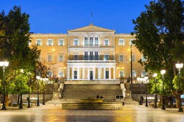 Atina, Yunanistan - 24 Ekim 2018: Atina şehir merkezindeki Syntagma Meydanı 'nda Yunan parlamentosu binası