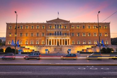 Atina, Yunanistan - 24 Ekim 2018: Atina şehir merkezindeki Syntagma Meydanı 'nda Yunan parlamentosu binası
