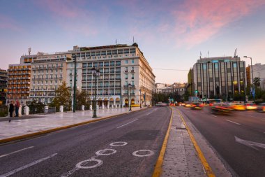 Atina, Yunanistan - 24 Ekim 2018: Atina şehir merkezindeki Syntagma Meydanı 'nda trafik