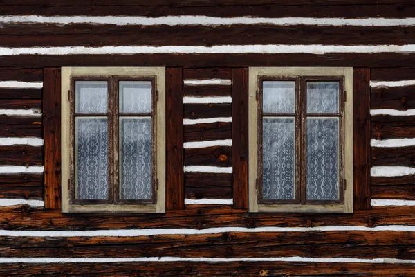 Ventanas Una Casa Tradicional Pueblo Folkusova Norte Eslovaquia — Foto de Stock