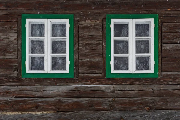 Ventanas Una Casa Tradicional Bystricka Pueblo Norte Eslovaquia — Foto de Stock