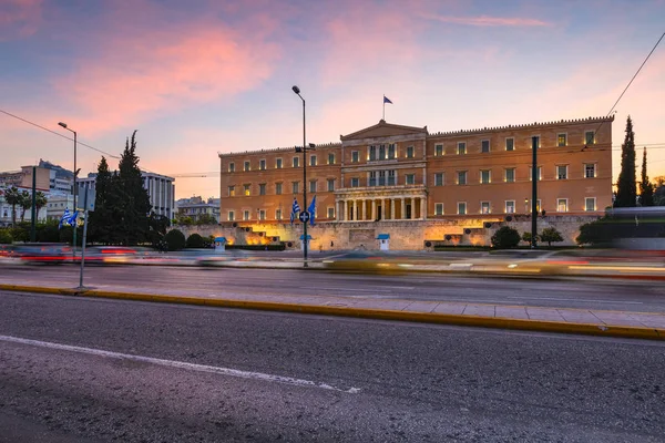 Atina, Yunanistan - 24 Ekim 2018: Atina şehir merkezindeki Syntagma Meydanı 'nda Yunan parlamentosu binası