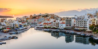 Agios Nikolaos, Yunanistan - 19 Nisan 2017: Sabah görünümünü Agios Nikolaos ve onun liman, Crete, Yunanistan. 