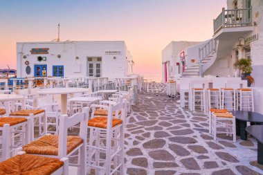 Naousa, Yunanistan-Eylül 05 2015: Paros Adası, Yunanistan 'daki Naousa köyünün limanında kahve dükkanları.