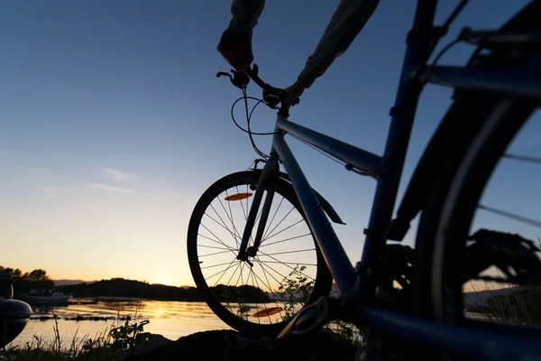 Nízký Úhel Pohled Cyklista Jízdní Horské Kolo Kamenité Stezce Úsvitu — Stock fotografie